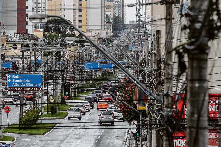 Apesar das aparentes vantagens de esconder a fiação sob a via, ninguém quer pagar a conta. | Daniel Castellano/Gazeta do Povo