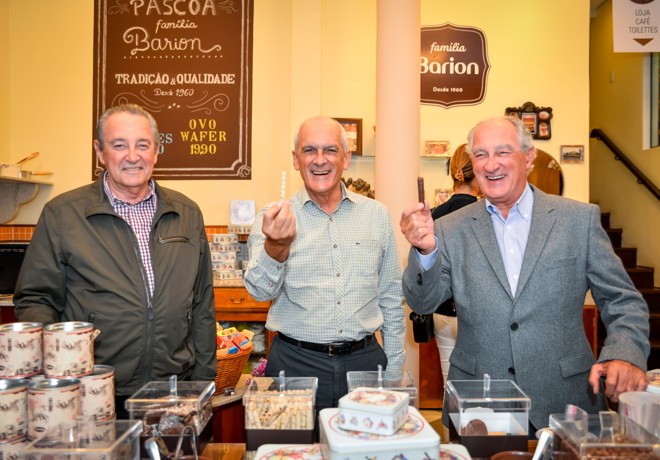 Os irmãos Ricardo, Rommel e Roberto Barion (da esq. para a dir.), fundadores da indústria de chocolates Barion, comandaram a inauguração da primeira loja de Páscoa da marca, na segunda-feira, com direito a degustação de chocolates, entre eles dos famosos tubetes. A loja fica na Rua Saldanha Marinho, na Praça da Espanha. | Priscilla Fiedler