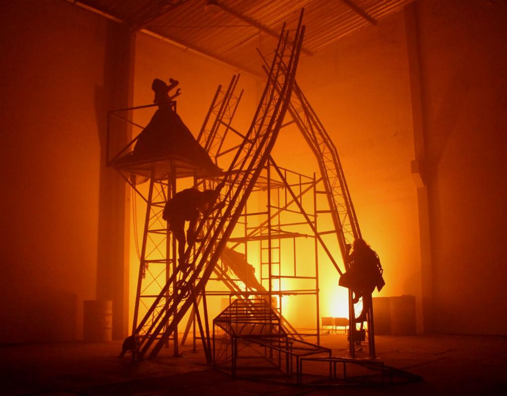 Estrutura metálica de 6 metros de altura, cenário de Babel, surgiu em projeto de extensão da UTFPR. | Divulgação