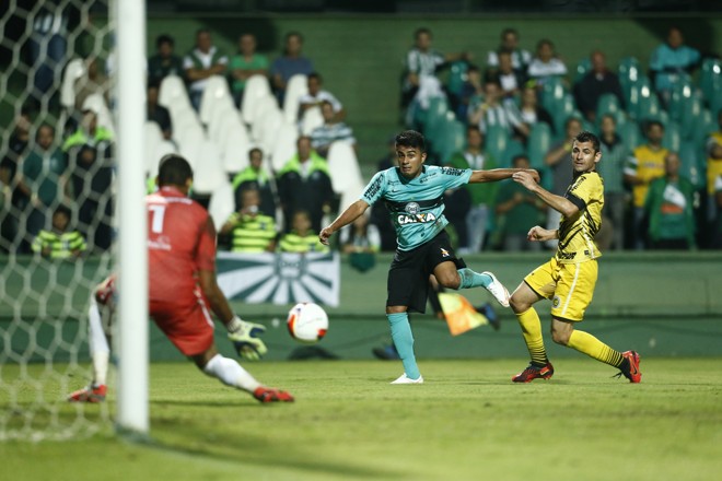Rafhael Lucas apareceu novamente na cara do goleiro Júnior, mas não marcou. | Hugo Harada/Gazeta do Povo