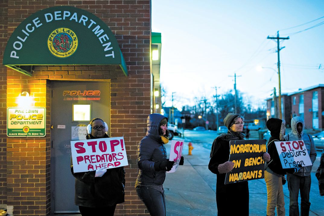 As cidades mais pobres dos EUA geralmente dependem da renda gerada pelas multas de trânsito, quase sempre impostas às minorias. Protesto no Missouri | Whitney Curtis /The New York Times