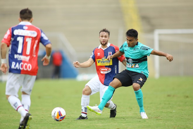 Rafhael Lucas, do Coritiba, sofre marcação do Paraná | Giuliano Gomes/Gazeta do Povo