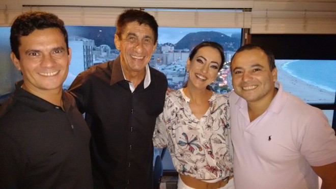 O juiz Sérgio Moro (à esq.) e sua mulher Rosângela Moro com o cantor Fagner e o presidente da Abrabar-PR, Fabio Aguayo, na homenagem que recebeu no Rio de Janeiro | 