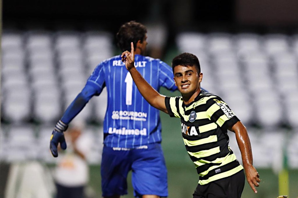Rafhael Lucas comemora o gol que decidiu a partida contra o Londrina. | Albari Rosa/Gazeta do Povo
