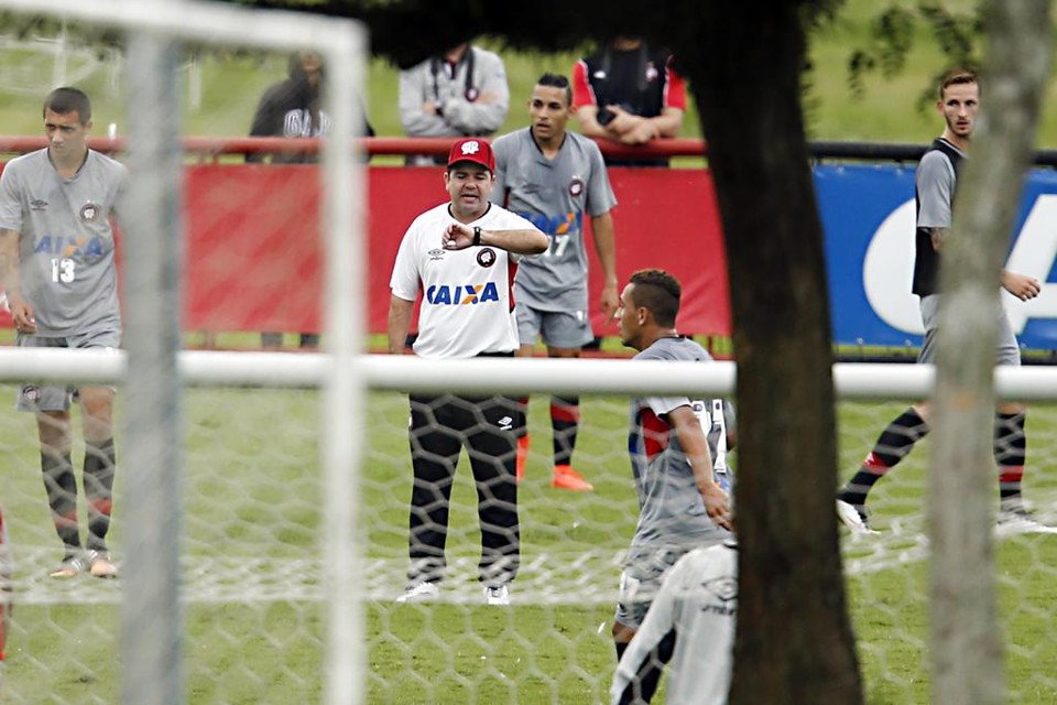 Enderson Moreira comanda treino do Atlético no CT do Caju: poucas mudanças para enfrentar o Nacional de Rolândia. | Albari Rosa/Gazeta do Povo