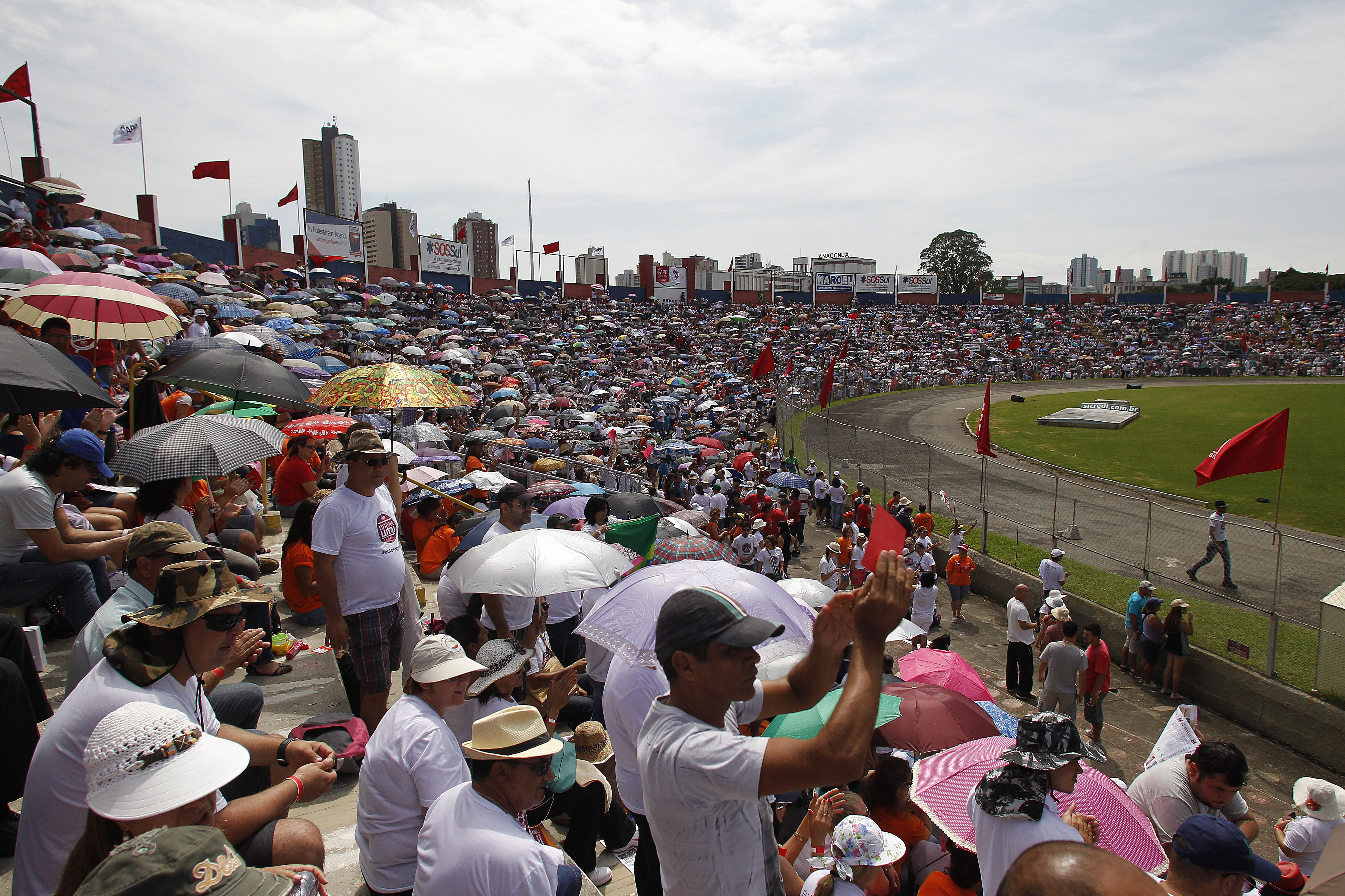 Professores lotaram o estádio da Vila Capanema, em Curitiba | Jonathan Campos/Gazeta do Povo