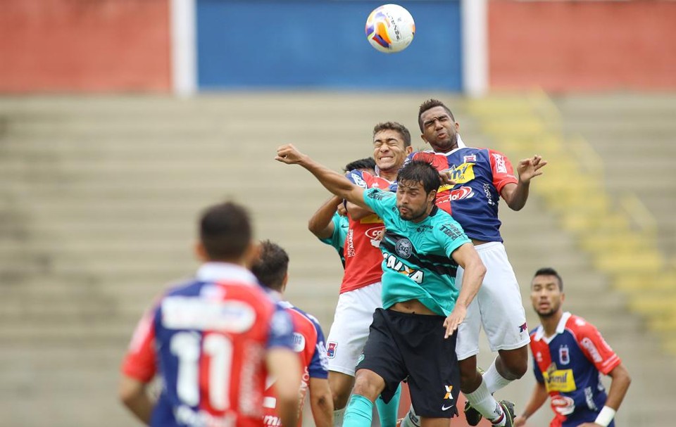 Gustavo Eugênio (ao fundo, à dir.) estreou com a camisa do Paraná no clássico de domingo e ganhou elogios de Luciano Gusso. | Giuliano Gomes/Gazeta do Povo