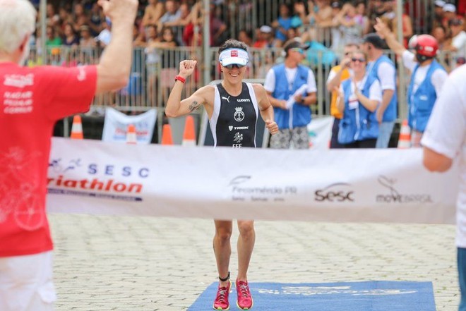 Caroline Pereira vence a prova da elite feminina depois de atropelar um cachorro. | Daniel Castellano/Gazeta do Povo