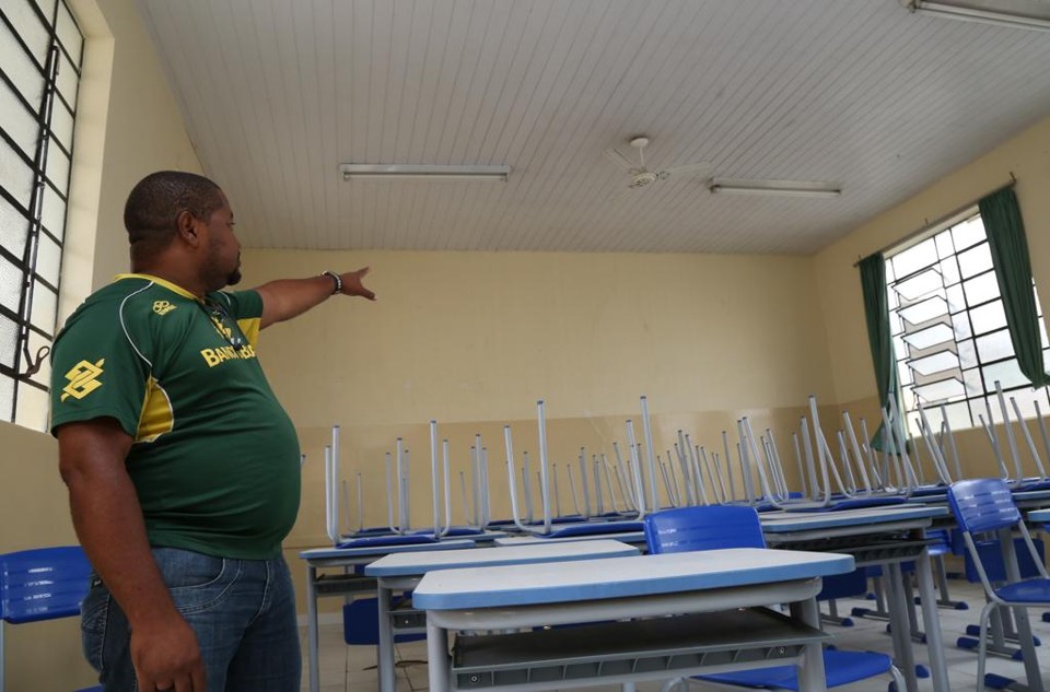 Freitas, diretor da escola Segismundo Falarz, no Hauer: reforma não  veio e salas sofrem com a chuva. | Ivonaldo Alexandre/Gazeta do Povo