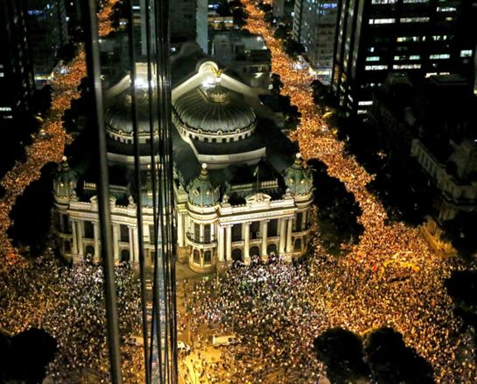Manifestações em junho de 2013: sintoma da crise institucional no país. | Fabiana Ortega Vasconcelos
