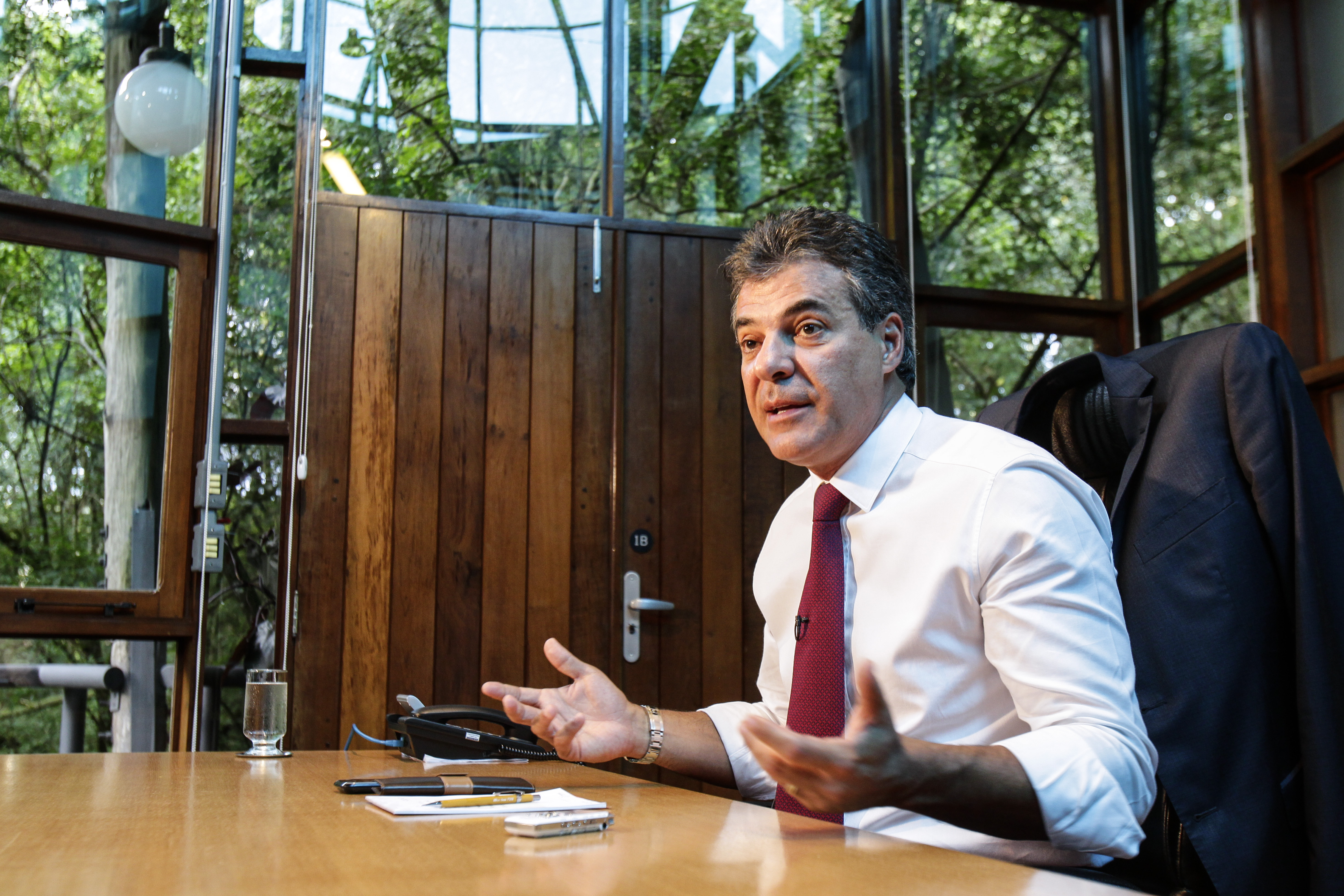 Governador enfrenta desde fevereiro paralisações do funcionalismo contra seus pacotes de cortes de gastos e mudanças na Previdência | Daniel Castellano/Gazeta do Povo