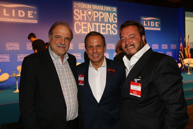 O empresário Aníbal Tacla (à esq.), superintende do Shopping Palladium, com João Doria Jr. (ao centro) e Fabrício de Macedo na entrega do Prêmio Lide Shopping Center, no Hotel Grand Hyatt, promovido pelo Grupo de Líderes Empresariais. O shopping curitibano foi contemplado na categoria “Melhor Mídia Digital do Brasil”. | Gustavo Rampini