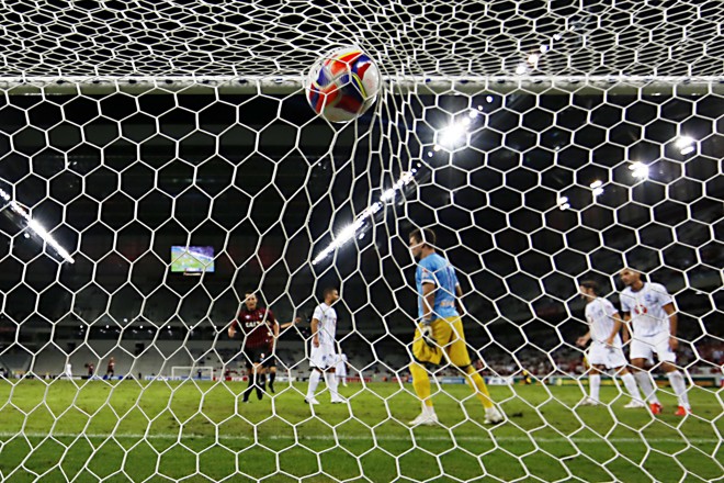 E tome bola na rede do Nacional. | Albari Rosa/Gazeta do Povo