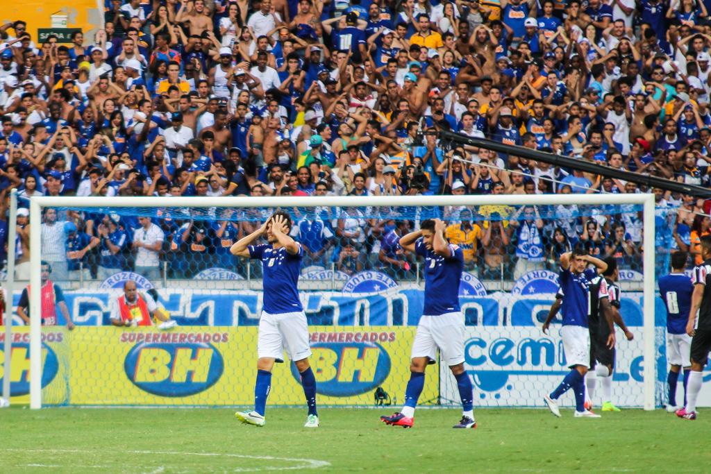 Jogadores do Cruzeiro lamentam o gol do Atlético-MG, marcado após falha do goleiro Fábio. | Dudu Macedo/Folhapress