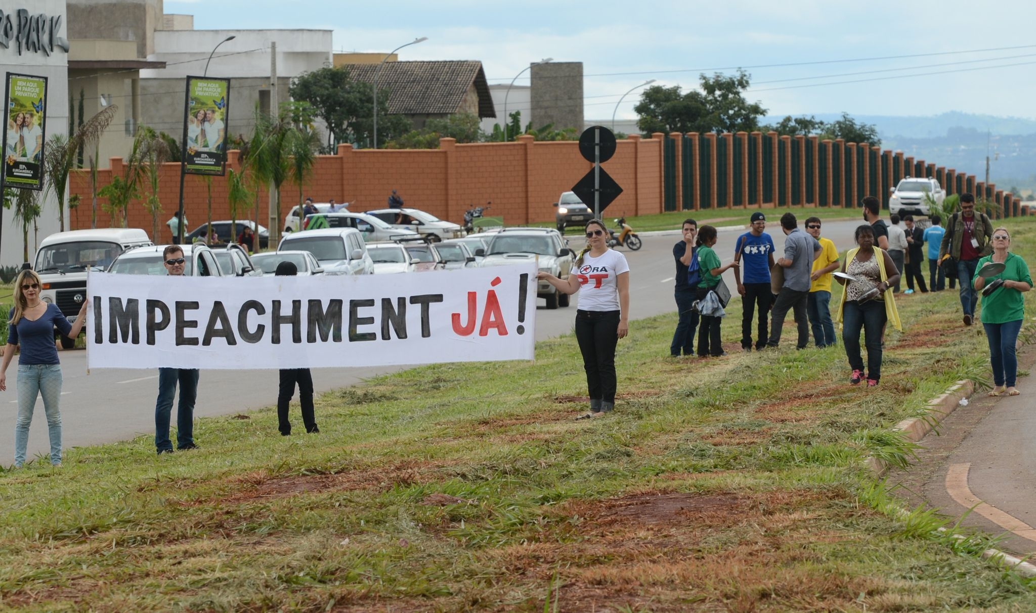 Preocupada com o protesto anti-Dilma, a Prefeitura de Goiânia cercou o Paço Imperial com tapumes para conter o avanço dos manifestantes | Antonio Cruz/ Agência Brasil