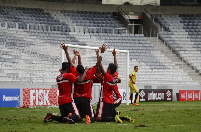 Jogadores do Apucarana Sports comemoram gol no empate com o Andraus, pela Segundona do Paranaense, na Arena da Baixada. | Daniel Castellano/Gazeta do Povo