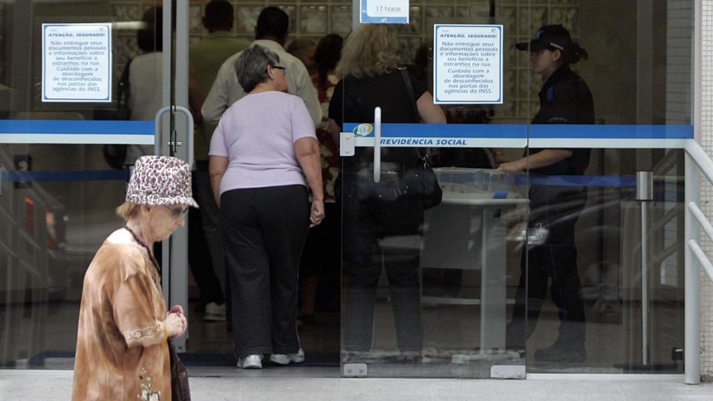 Proposta de trocar fator previdenciário pela fórmula 85/95 divide especialistas e líderes sindicais. | Ivonaldo Alexandre/Gazeta do Povo