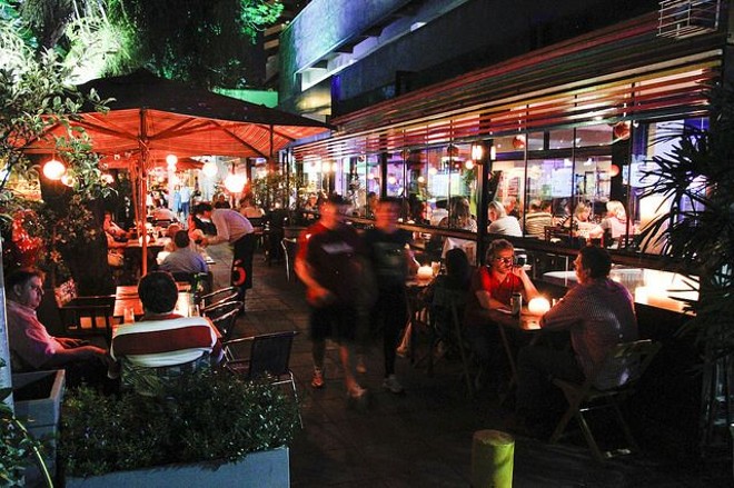 A cidade de Porto Alegre é conhecida também pela vida noturna. |