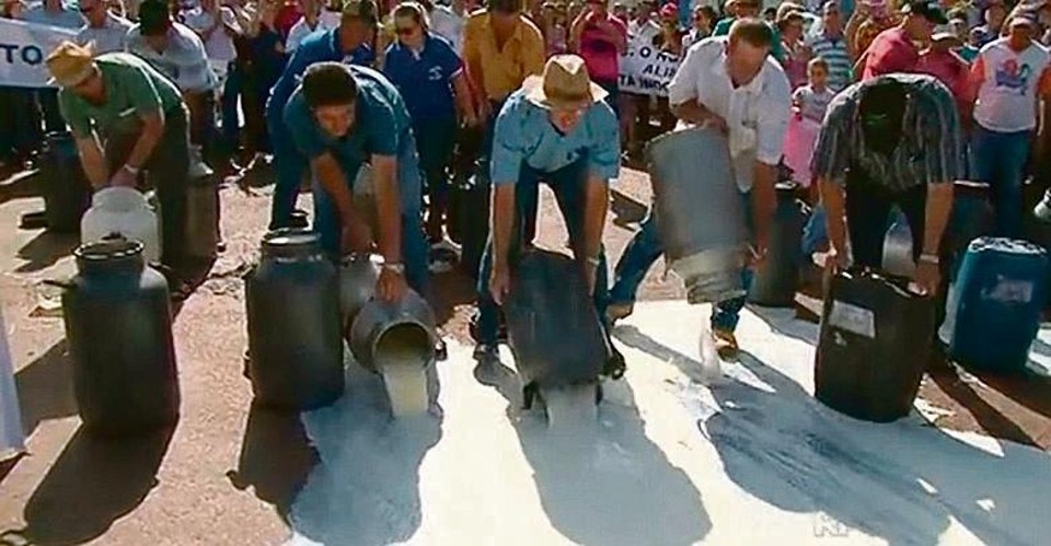 Produtores lavam rua com leite em Pitanga, no centro do PR. Imagem Reprodução |