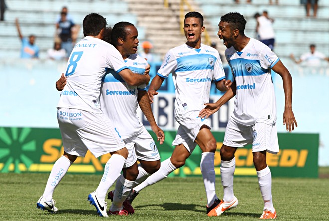 Com poucas marcas, todas na cor azul do clube, o Londrina arrecada R$ 150 mil. | Gilberto Abelha/Gazeta do Povo