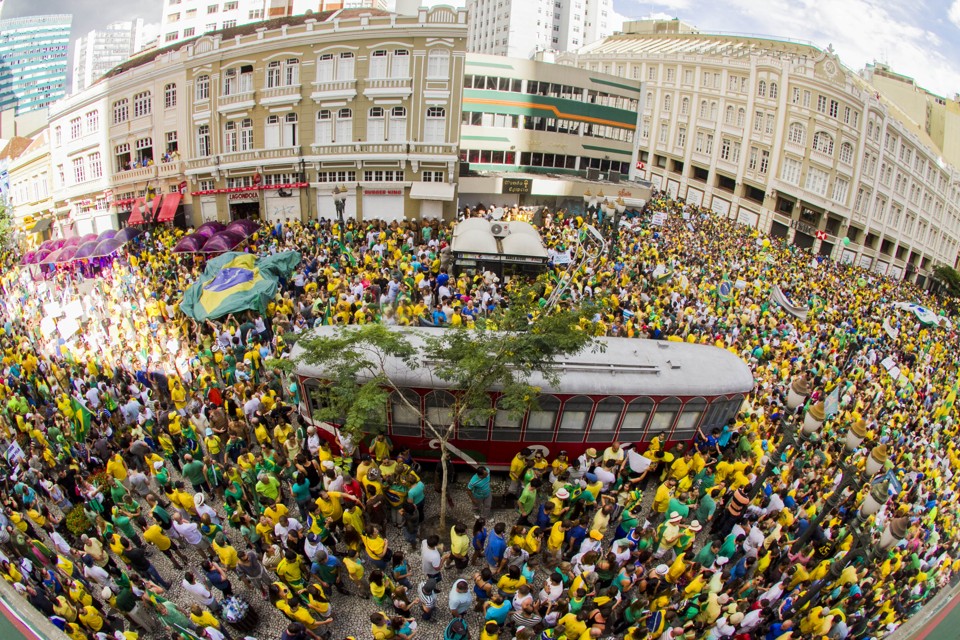 Foto do protesto em Curitiba, onde manifestantes também pediram o impedimento da presidente. | Paulo Lisboa / Tribuna do  Paraná