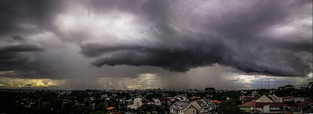 Pancadas de chuva de verão são registradas no fim da tarde desta quarta-feira (11) em Curitiba | Daniel Castellano /Agência de Notícias Gazeta do Povo