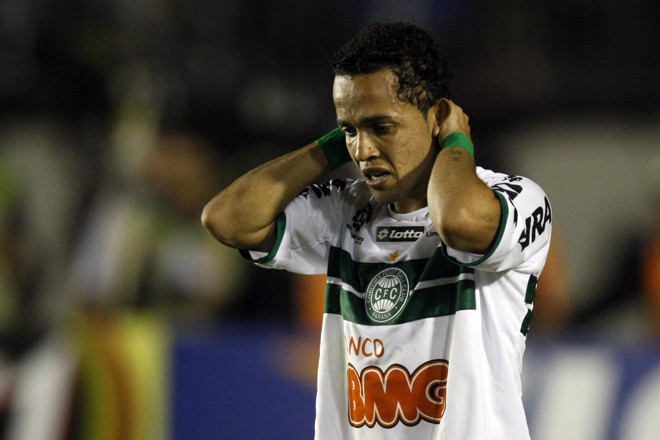 Meia-atacante Rafinha lamenta o gol vascaíno que deu vantagem ao clube carioca na partida de volta. | Albari Rosa/Gazeta do Povo