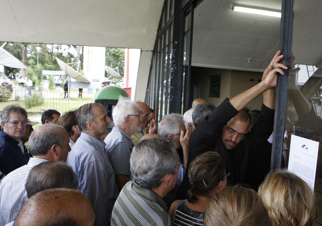 Atraso na abertura da seção eleitoral acabou provocando tumulto | Aniele Nascimento/Gazeta do Povo