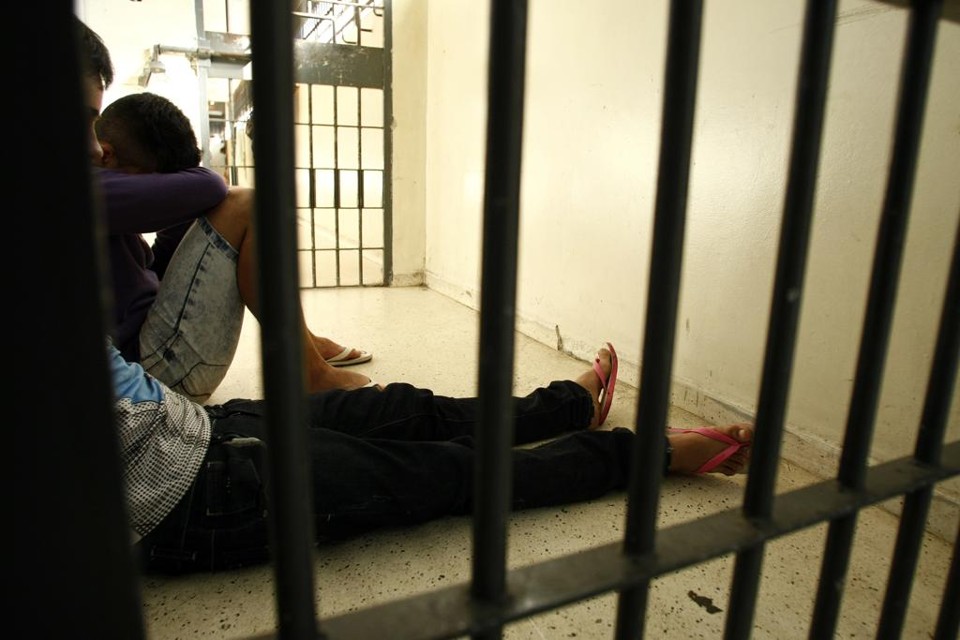 Delegacia de Furtos e Roubos de Veículos de Curitiba tinha 35 detidos no início da semana passada. | Henry Milléo
/Gazeta do Povo