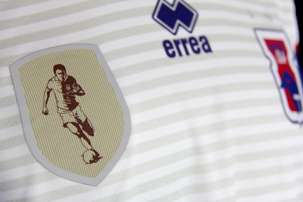 Detalhe da camisa em homenagem aos 300 jogos de Lúcio Flávio pelo Paraná: sucesso de venda. | Divulgação