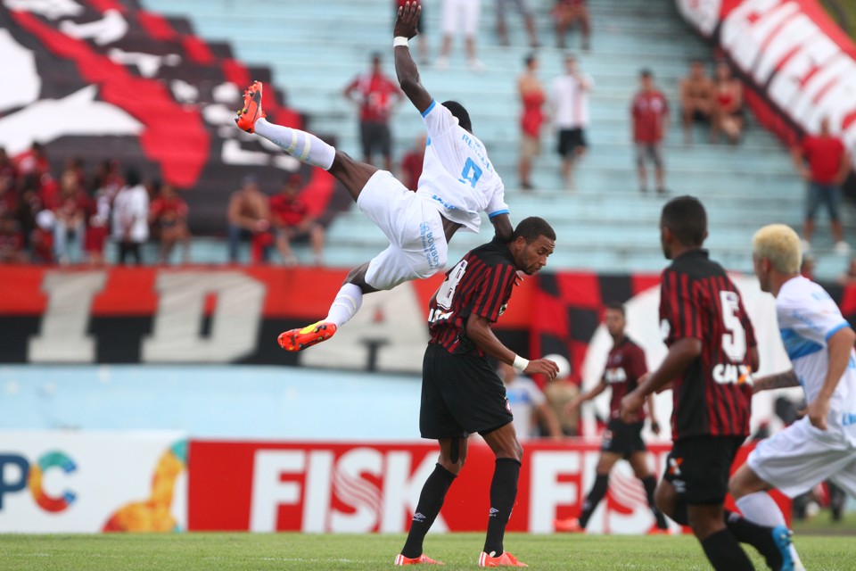 Londrinense Kanu divide a bola com o atleticano Hernani: Furacão está no torneio da morte | Gilberto Abelha/ Jornal de Londrina/