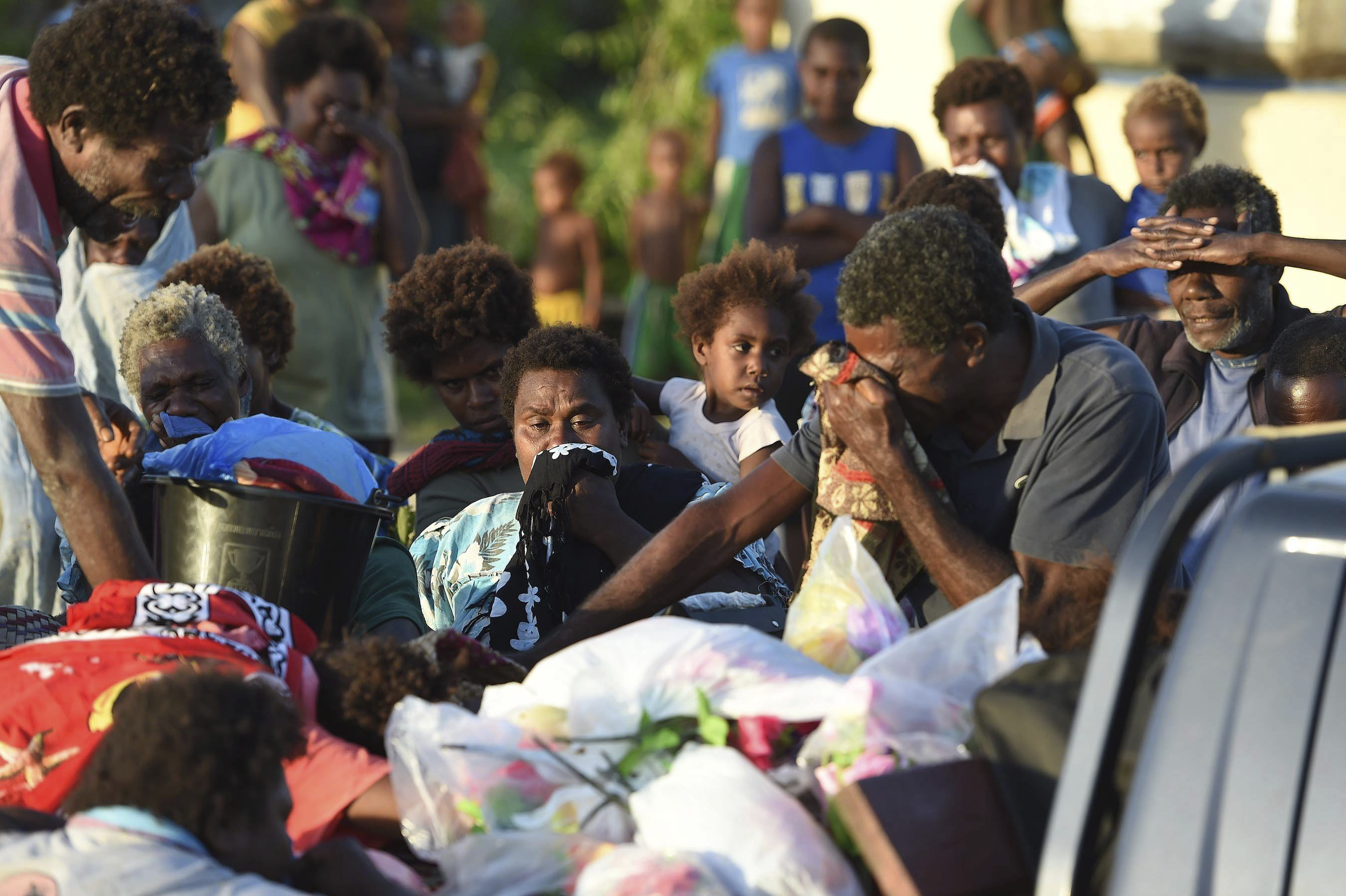 Famílias choram a perda de familiares após passagem de ciclone em Vanuatu | Dave Hunt/Efe