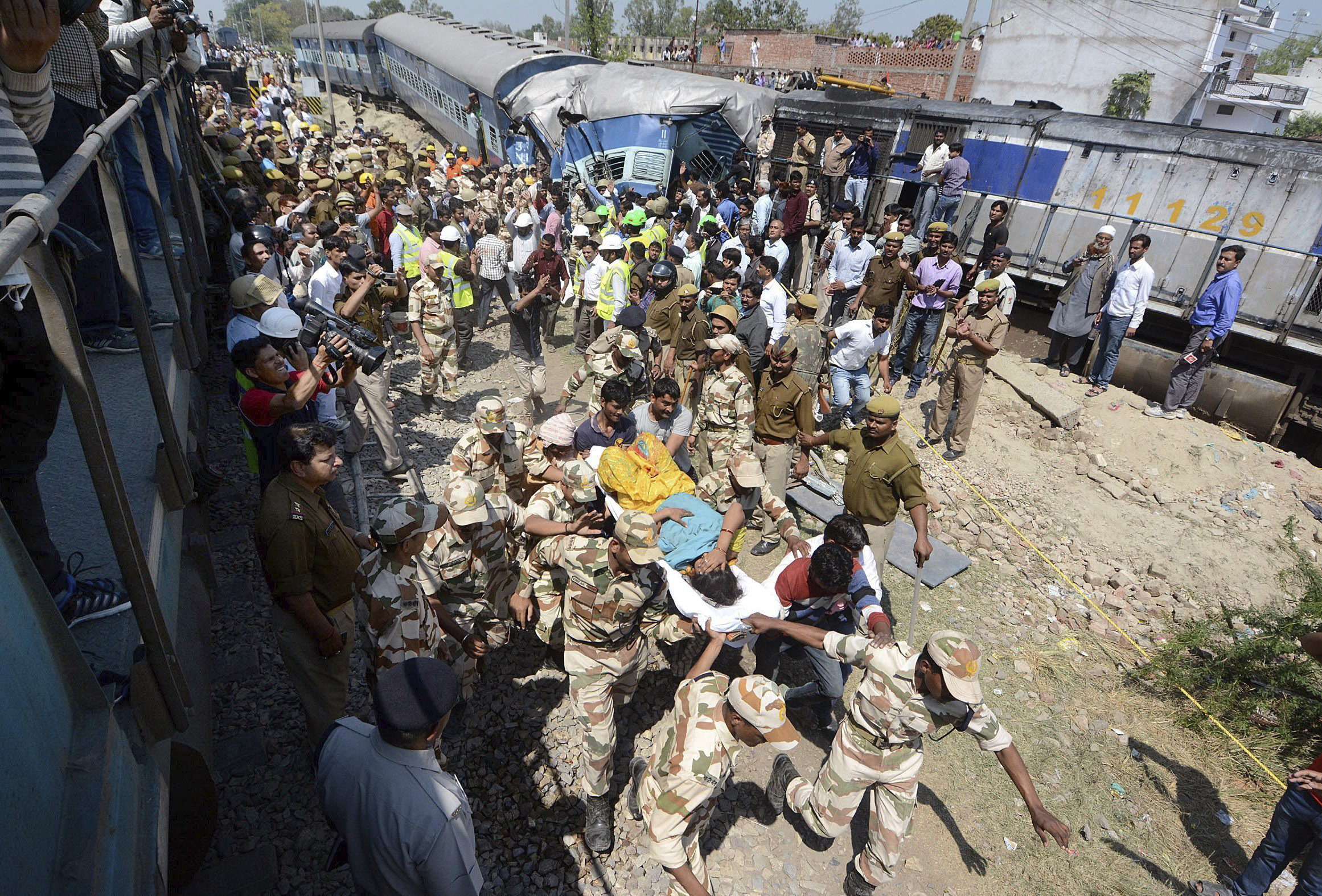 Equipes retiram feridos de trem que se acidentou na Índia | Efe