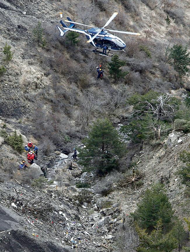 Buscas no local da queda: Airbus 320 estava em bom estado e pilotos não emitiram sinal. | Guillaume Horcajuelo/EFE
