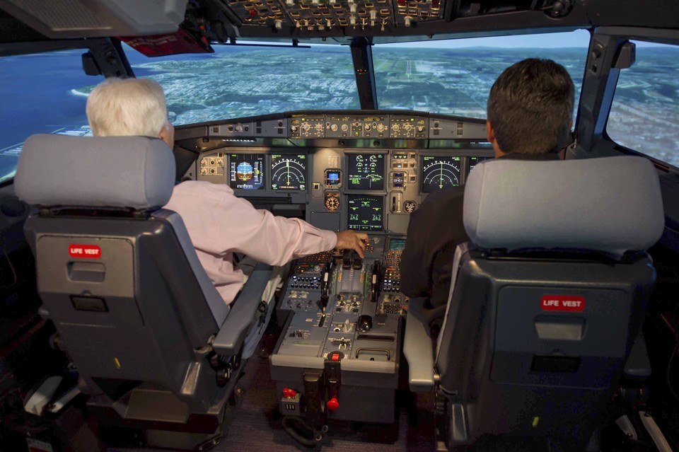Cabine do Airbus A320 em exercício de simulação | Airbus/
Efe