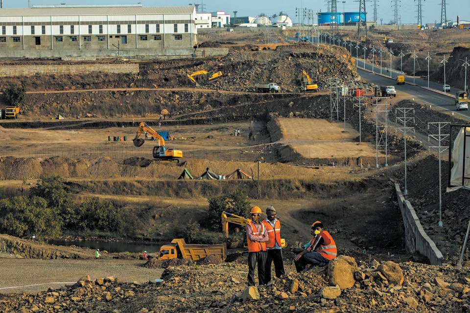 Projeto industrial em construção em Pune, na Índia; alguns economistas preveem que crescimento do país pode superar o da China em 2016 | Atul Loke/The New York Times