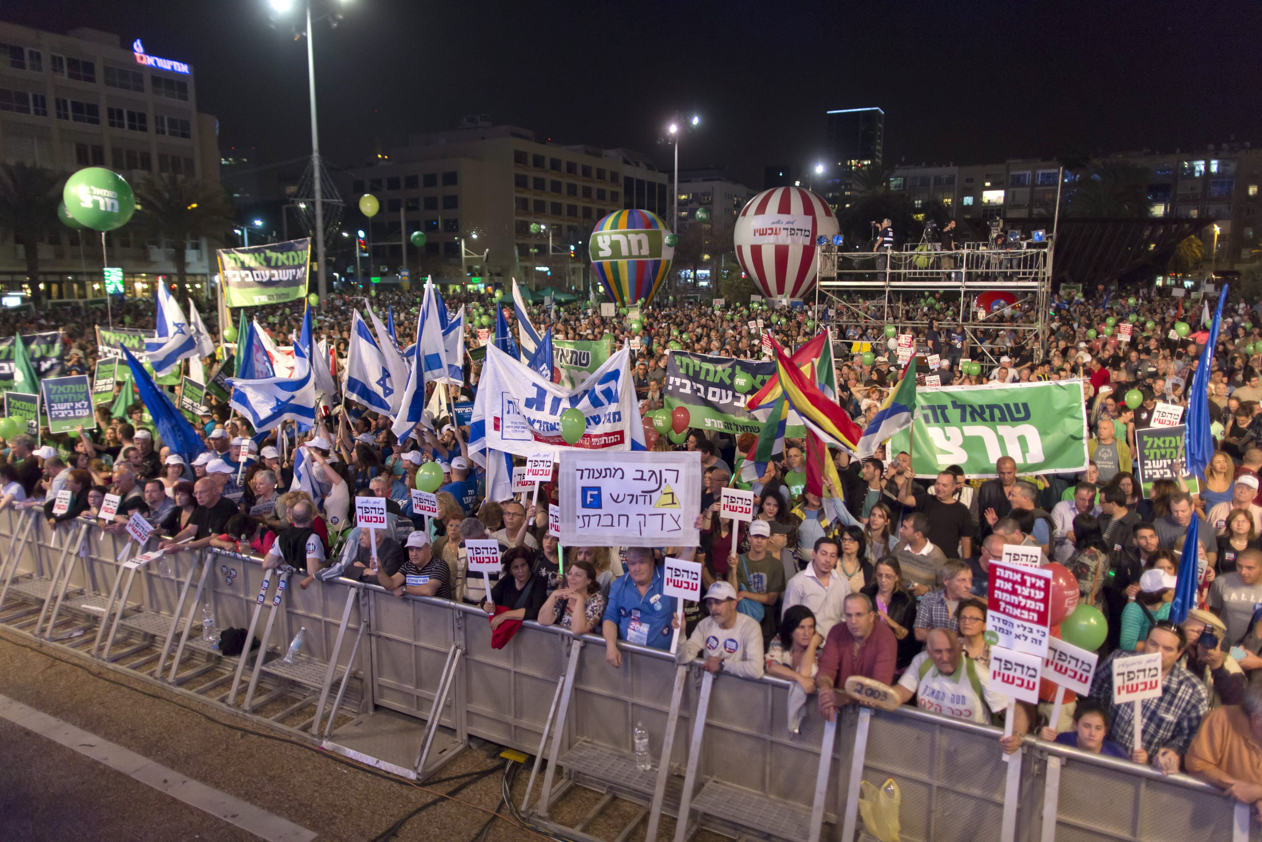 Sob o lema “Israel quer uma mudança”, manifestantes se reúnem na praça de Yitzhak Rabin de Tel Aviv | JIM HOLLANDER/EFE