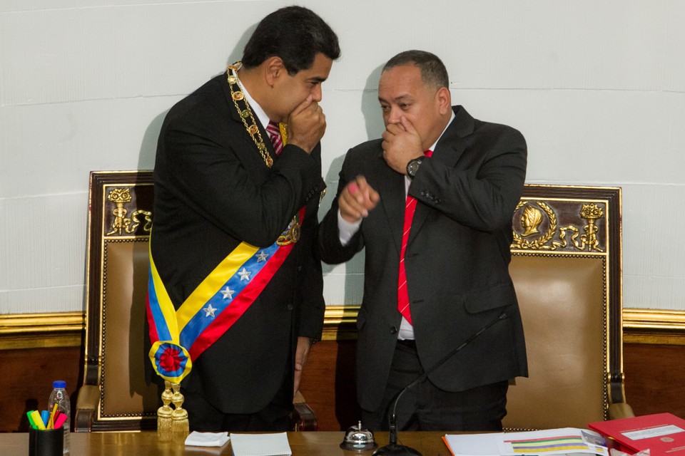 Maduro fala com deputado na  Assembleia Nacional, que aprovou em 1º turno o pedido de “poderes especiais” para o presidente. | Miguel Gutiérrez/EFE