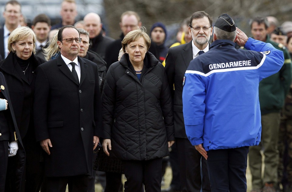 Hollande e Merkel durante cerimônia nos em Seyne-les-Alpes | /Efe