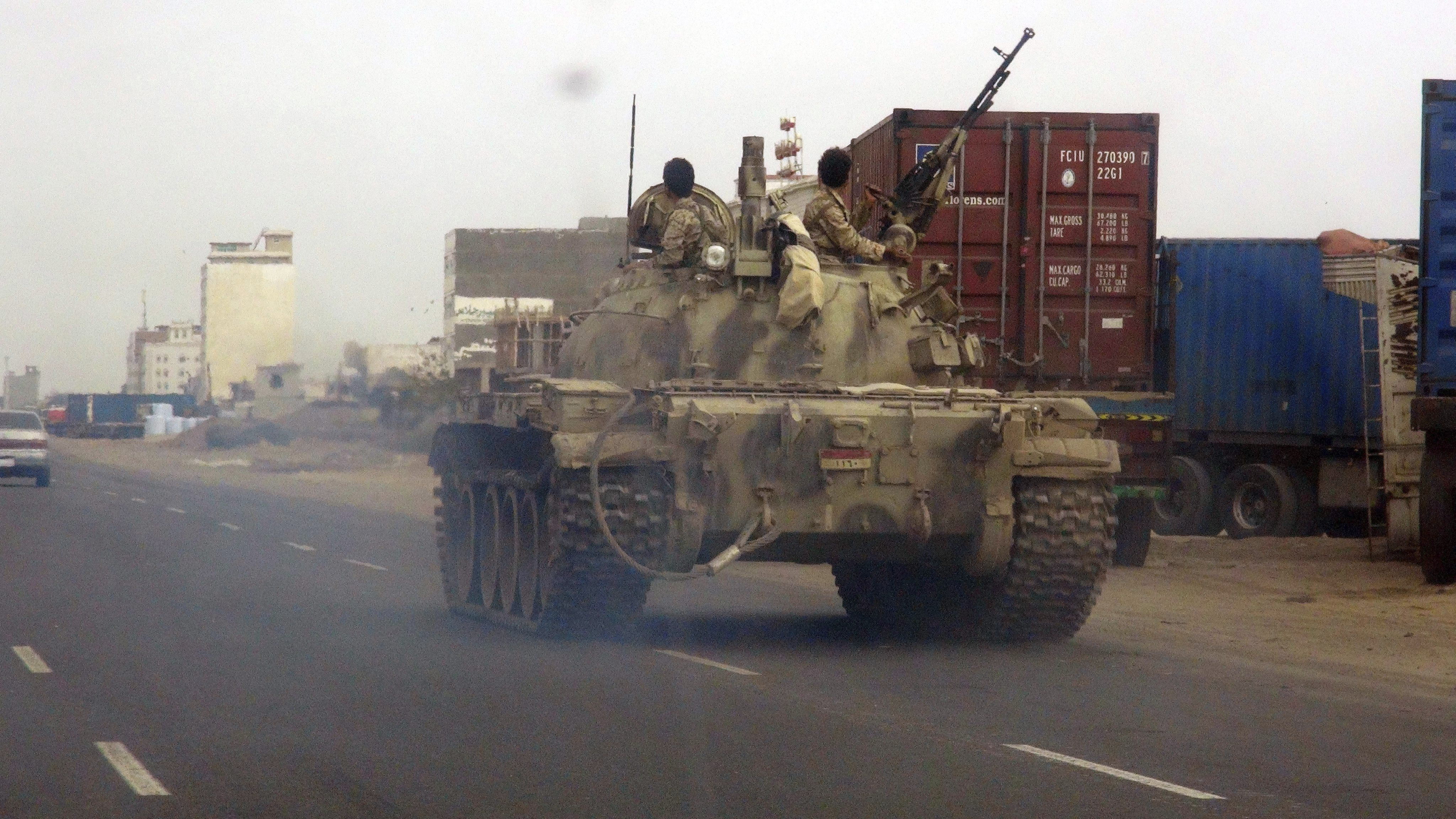 Tropas do governo iemenita circula pela cidade de Aden | Efe