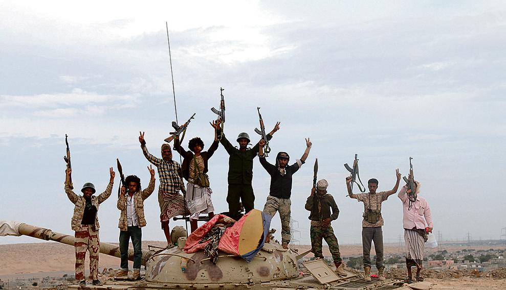 Rebeldes houthis ofereceram recompensa de US$ 93 mil pela captura do presidente Abdo Hadi. | STR/EFE