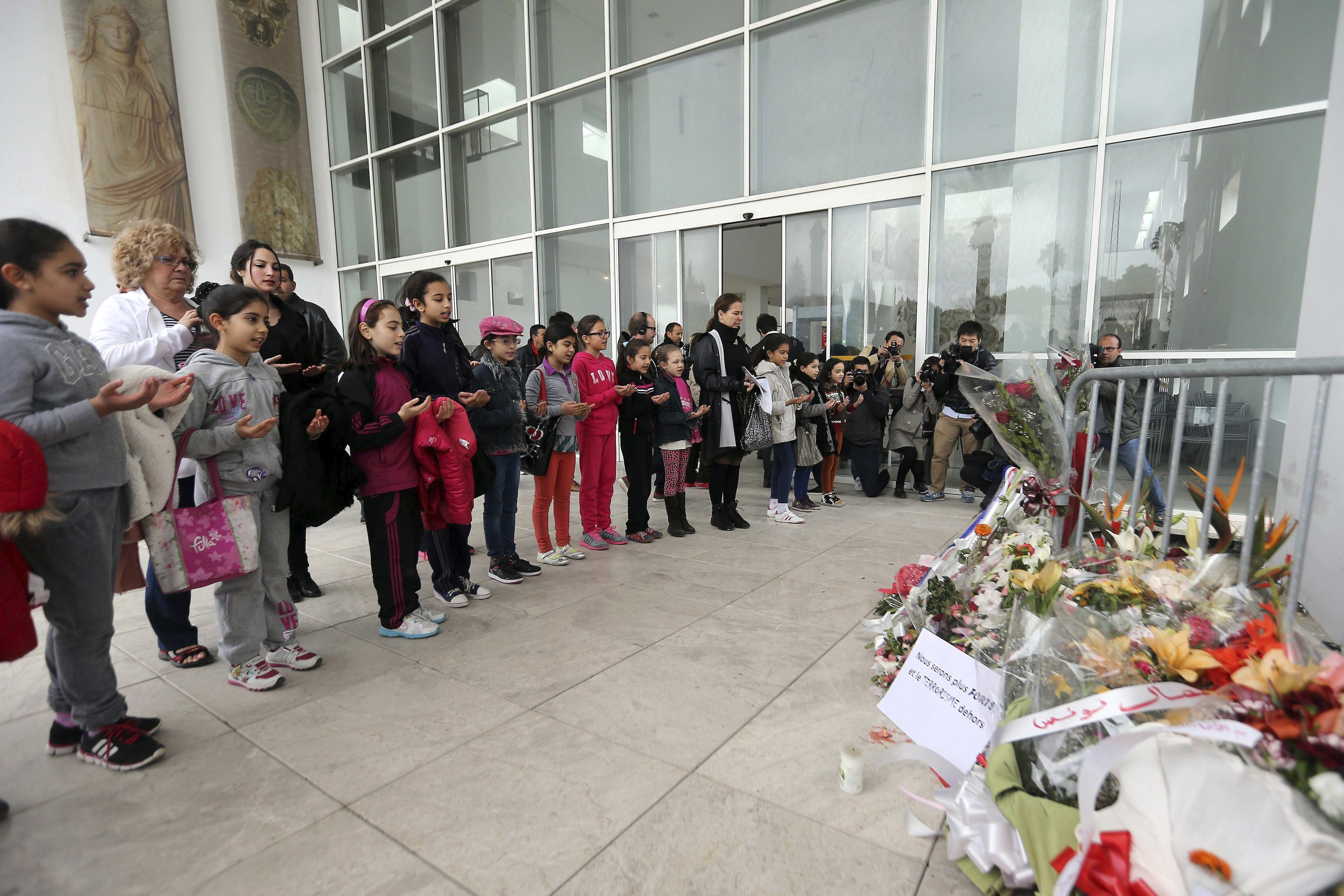 Estudantes rezam no Museu de Túnis, reaberto simbolicamente nesta terça-feira (24) | Mohamed Messara/Efe