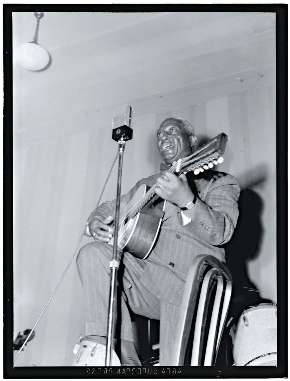 O cantor e compositor Lead Belly (1888-1949) influenciou artistas como Bob Dylan e Kurt Cobain | William Gottlieb/Library of Congress,  via Smithsonian Folkways