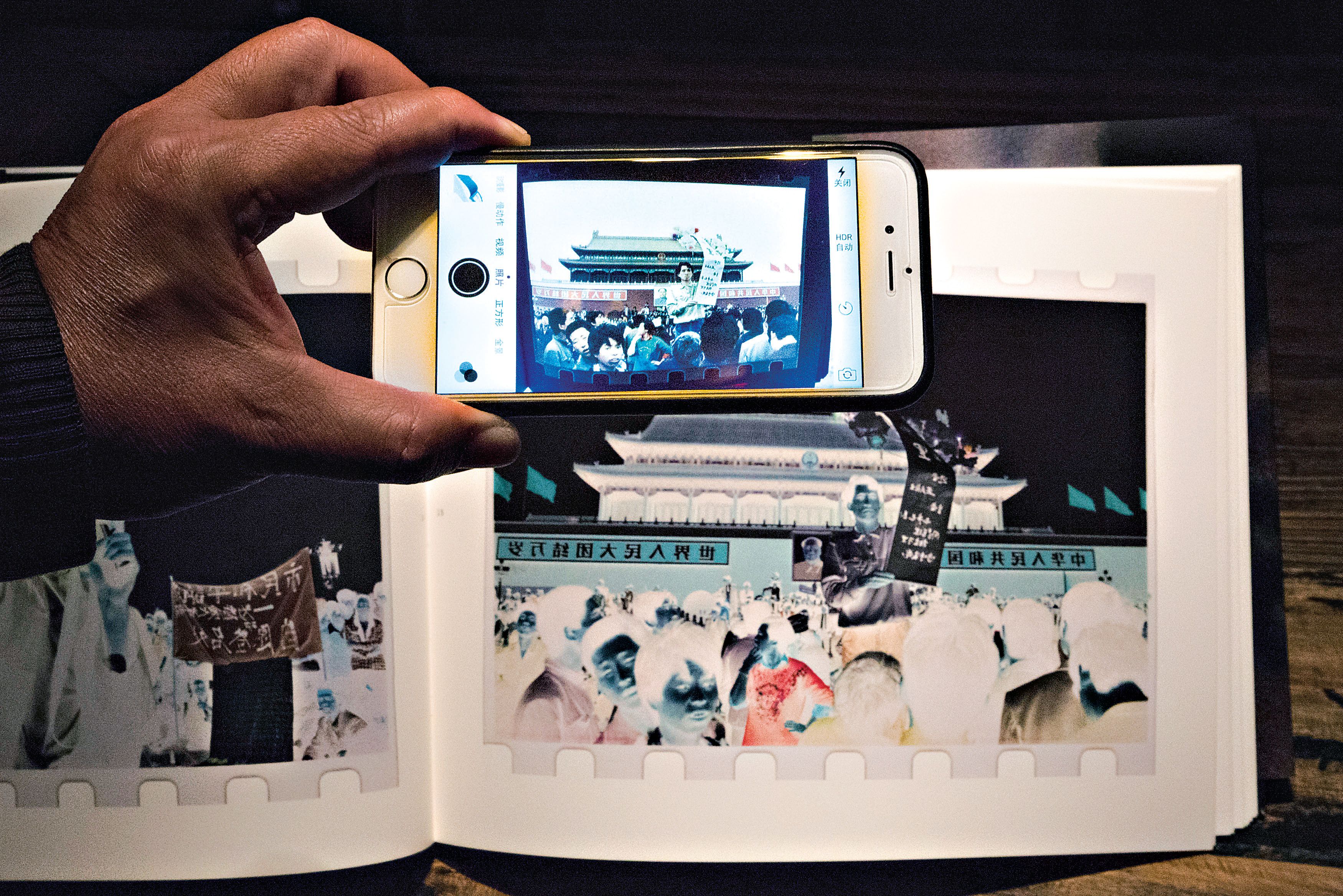 As fotografias de Xu Yong podem ser vistas em sua versão positiva com a ajuda de um smartphone ou um tablet | Fotos: Gilles Sabrie /The New York Times