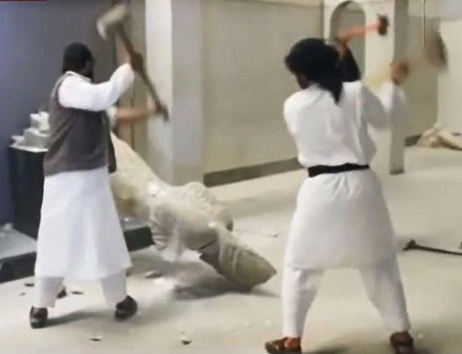 Extremistas do Estado Islâmico atacam relíquias em Mossul, no Iraque. | Reprodução