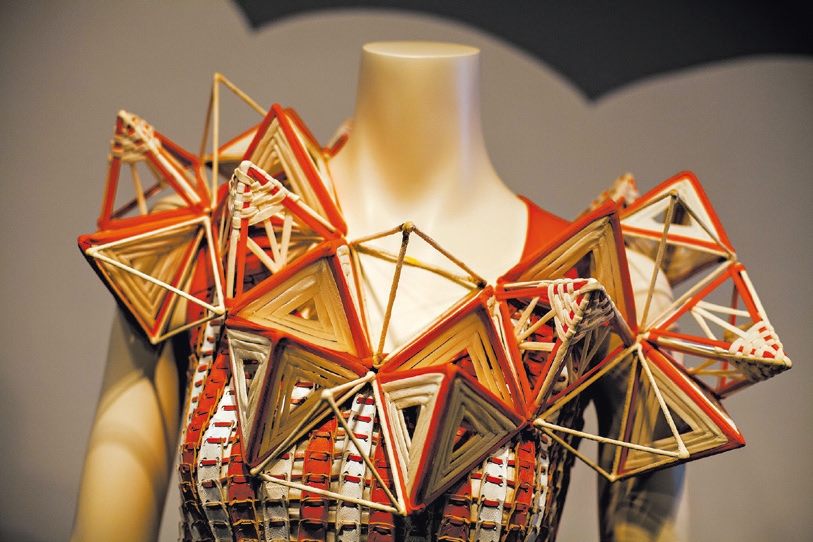 Modelos de alta tecnologia encerram poder e risco; luzes LED adaptadas a um sutiã criado com impressora 3D | Sam Hodgson/The New York Times