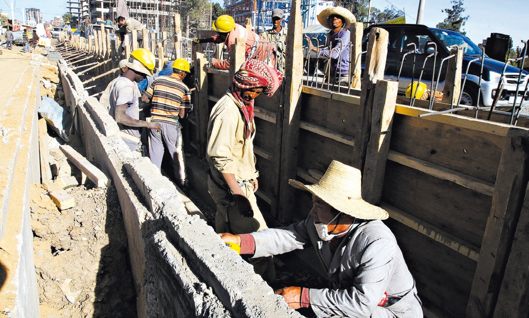 Operários trabalham na construção do metrô em Adis Abeba, um de muitos projetos de infraestrutura em curso na Etiópia | Tiksa Negeri/Reuters