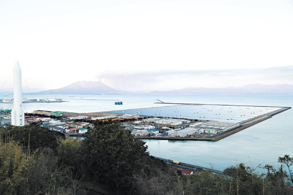 Energia solar no Japão esbarra na infraestrutura Empresas de energia do Japão dizem que não têm a infraestrutura para lidar com todo a energia solar sendo gerada. Uma usina solar na província de Kagoshima | Ko Sasaki /The New York Times