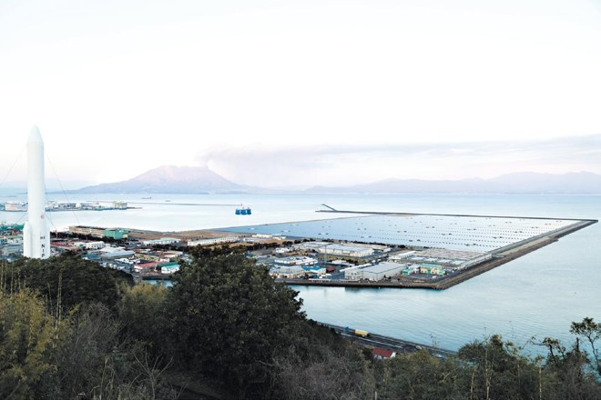Empresas de energia do Japão dizem que não têm a infraestrutura para lidar com todo a energia solar sendo gerada. Uma usina solar na província de Kagoshima | Ko Sasaki /The New York Times