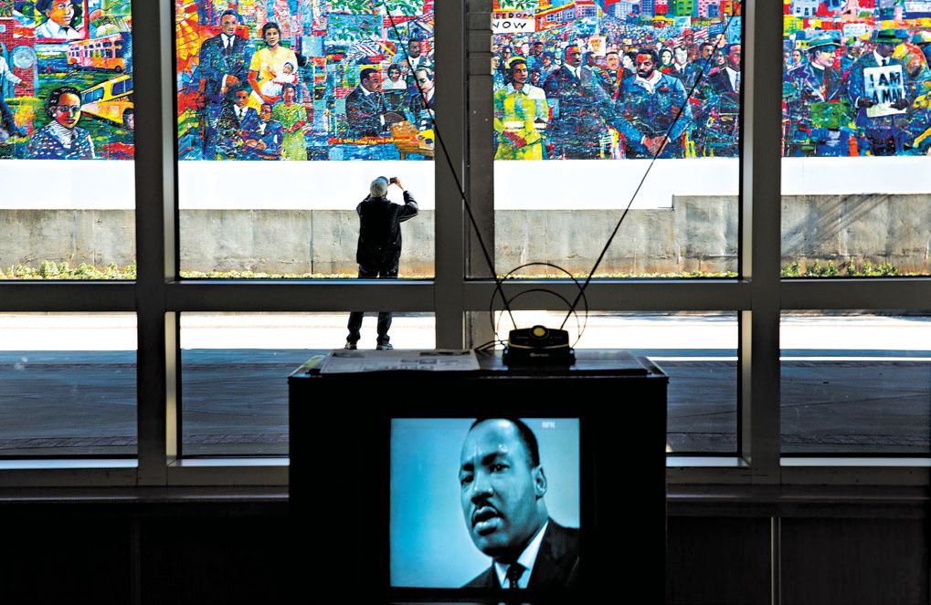 Pesquisa sugere que fotos e vídeos moldam a lembrança das pessoas; imagem de Martin Luther King Jr. em exposição em Atlanta | David Goldman/Associated Press